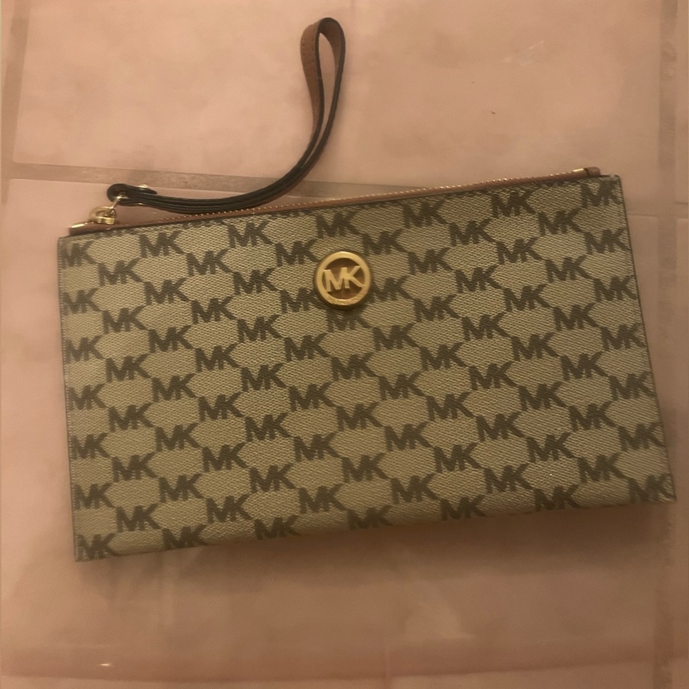 Michael Kors wristlet